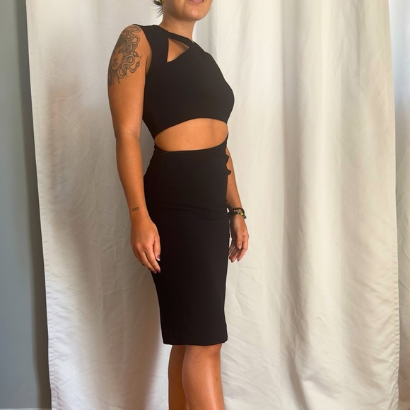 BCBGMaxAzria Dresses & Skirts - BCBGmaxazria Black waist slit midi dress 👗